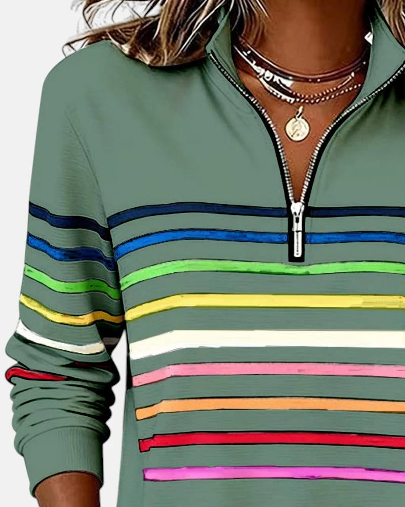 Vrouw in gestreepte ritstrui voor vrouwen met zachte stof en veelzijdige styling opties