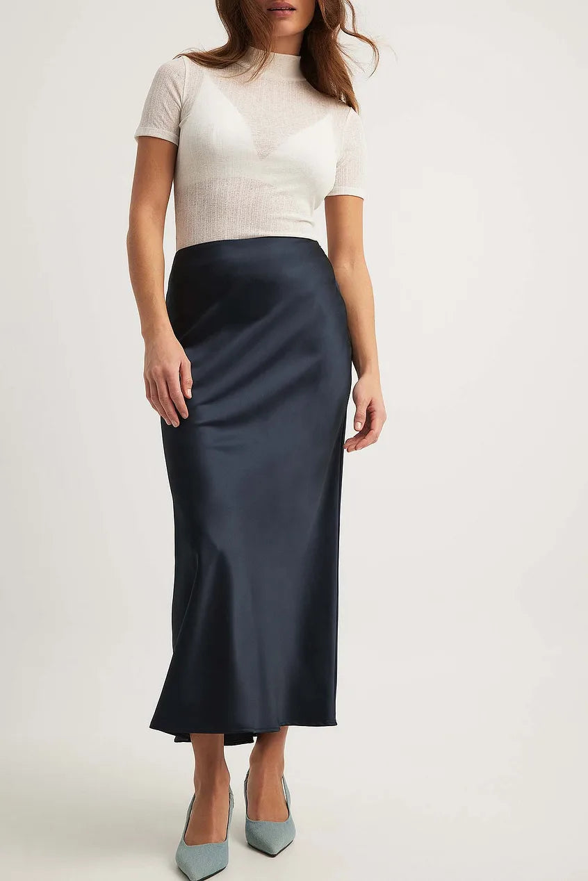 Styling voorbeeld met zwarte maxi rok, coltrui en statement blazer voor kantoor