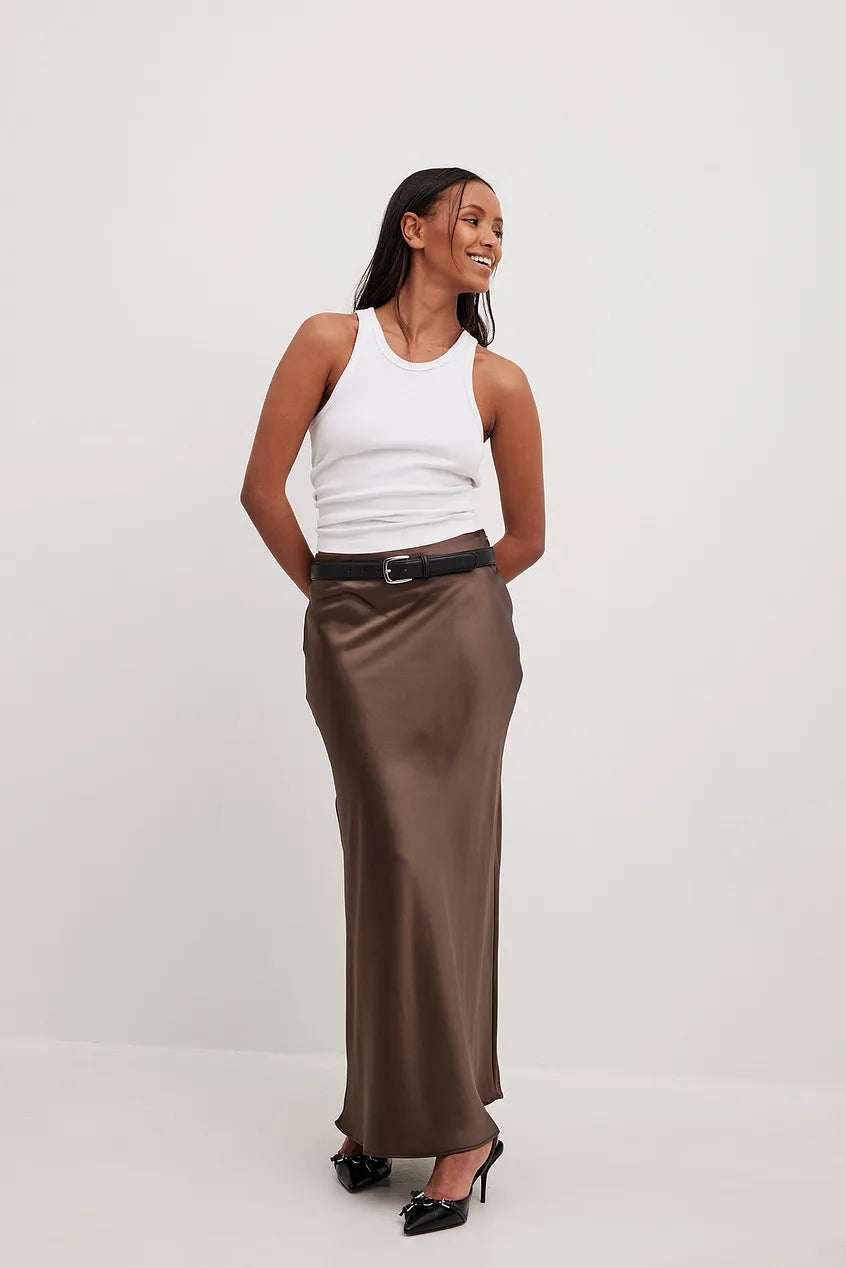 Volledige outfit met zwarte satijnen maxi rok gecombineerd met blazer en hakken