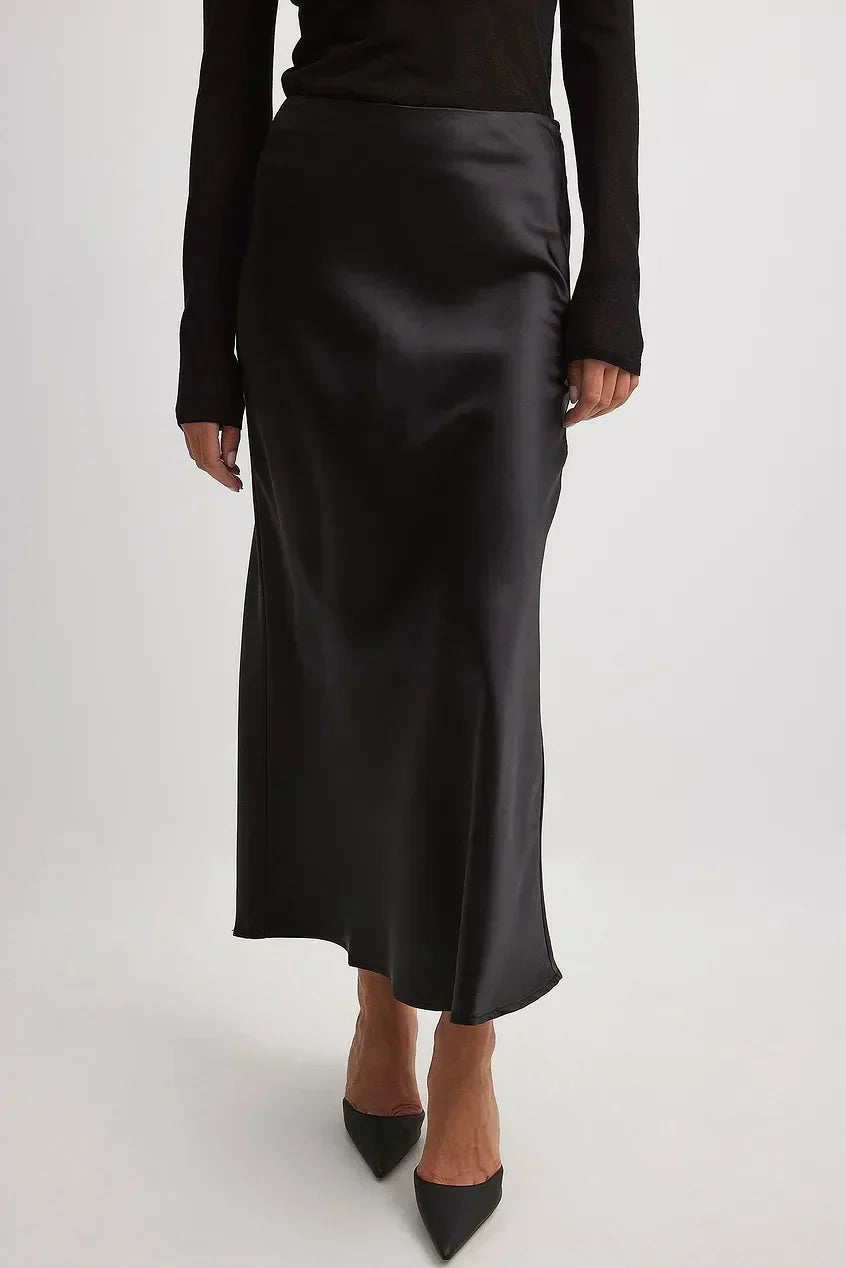 Detail van de gladde satijnen stof en elastische tailleband van de maxi rok