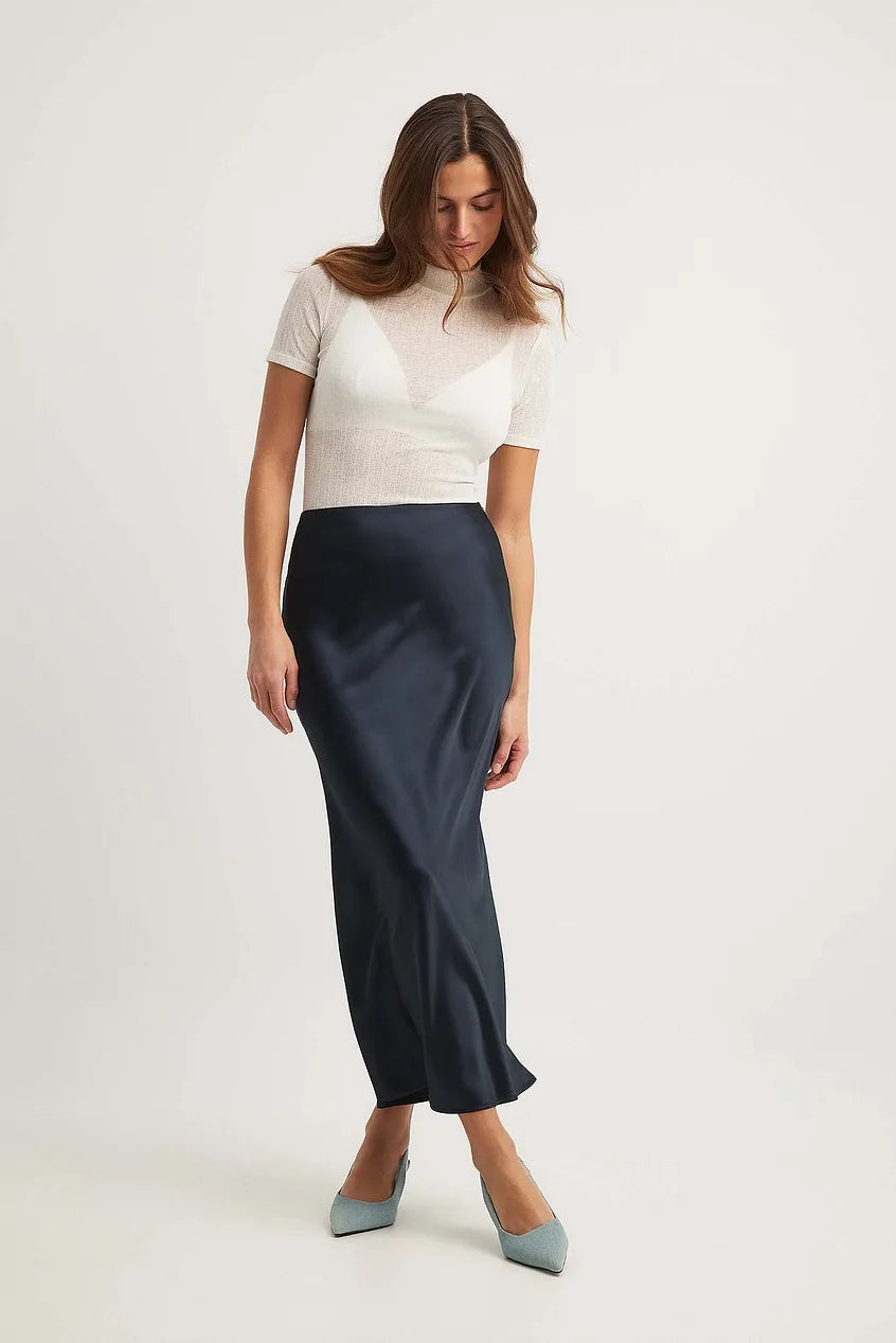 Volledige lengte weergave van de maxi rok met subtiele glans en moderne silhouet