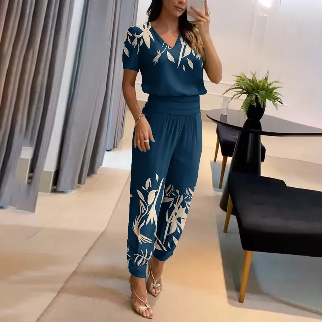 Detailopname van V-hals en korte pofmouwen op dames jumpsuit in zwart