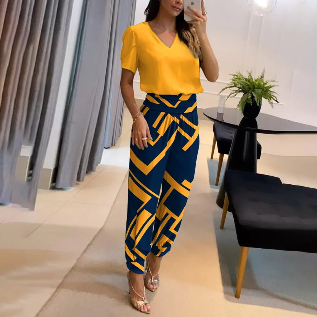 Volledige lengte foto van zwarte dames jumpsuit met enkellange pijpen en elastische manchetten