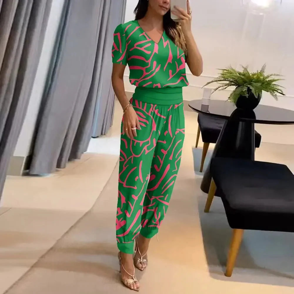 Close-up van elastische taille en losse pasvorm op dames jumpsuit met V-hals