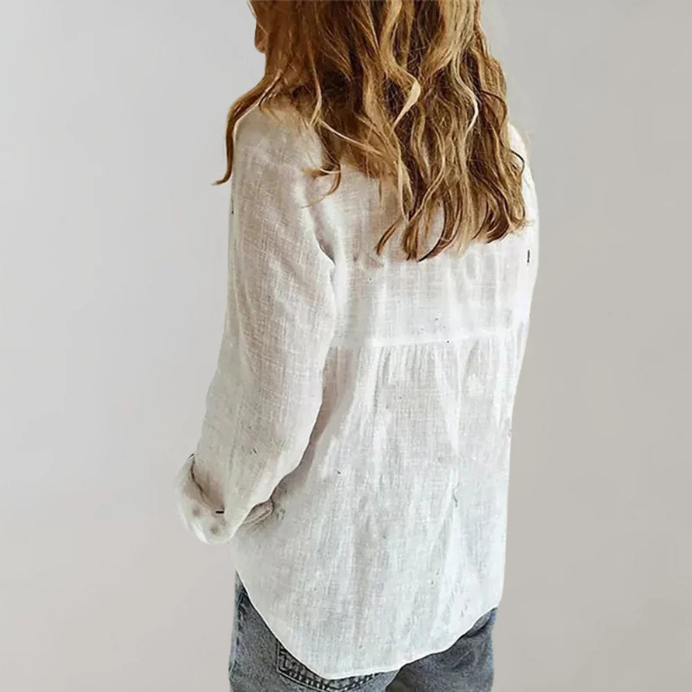 Close-up van dames linnen blouse met lange mouwen en oprolbare manchetten voor veelzijdige look