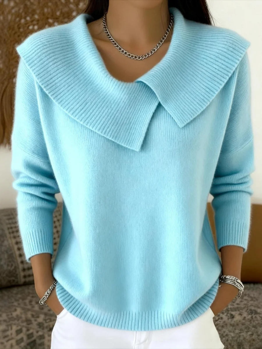 Detail van de V-halslijn en kraagconstructie op de dames pullover