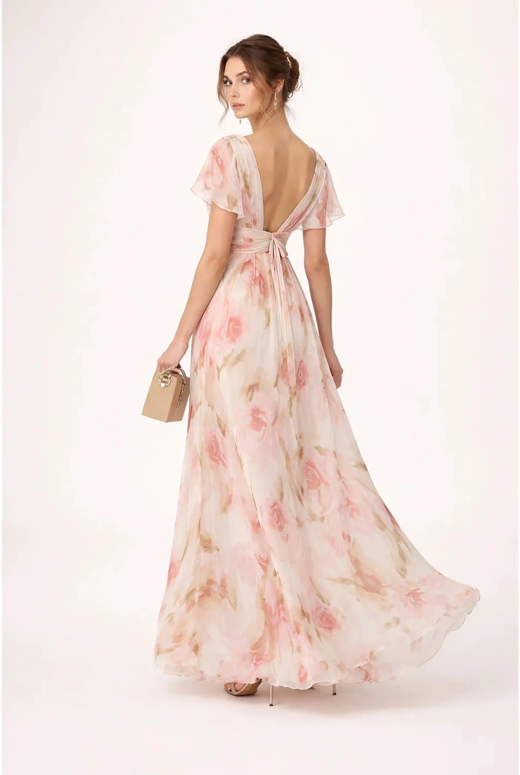 Lange jurk met V-hals en bloemendessin in zachte blush en beige tinten, ideaal voor zomerse evenementen