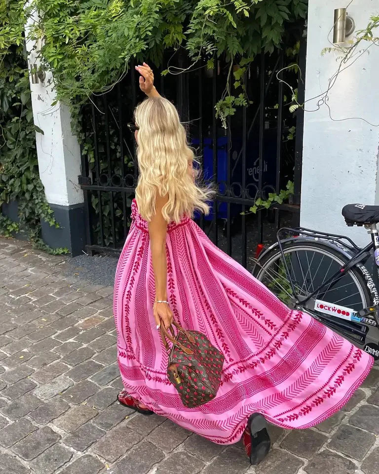 Zijaanzicht van vloeiende maxi jurk met A-lijn silhouet en decoratieve zoom