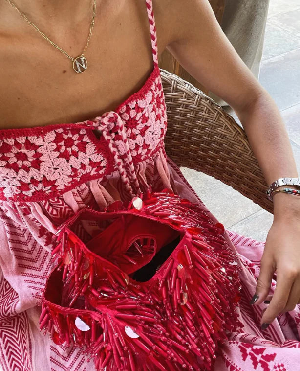 Detail van lijfje met verstelbare bandjes en decoratieve afwerking op zomerjurk