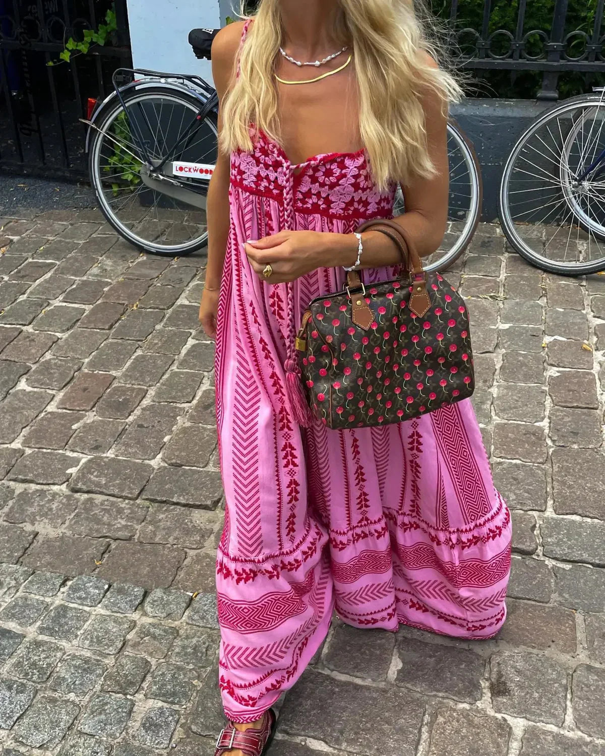 Volledige lengte shot van roze maxi jurk met empire taille en vloeiende rok