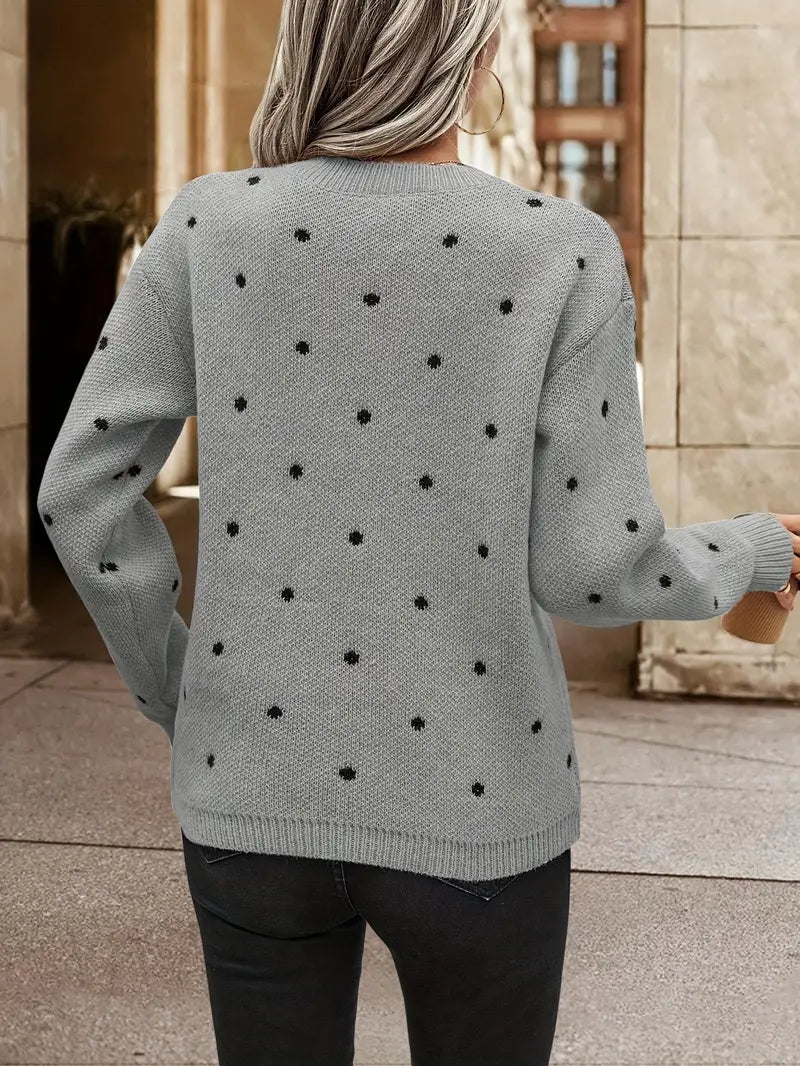 Close-up van gebreide polkadot trui met grijze basis en zwarte stippen