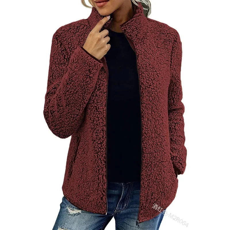 Dames Teddy Jasje met Rits Fleece in bordeauxrood met zachte fleece textuur en ritssluiting voor winterse dagen