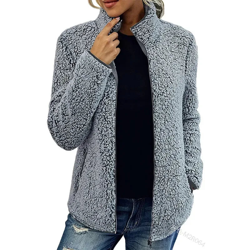 Detail van de mouw en pasvorm van de fleece teddy jas voor comfortabel dagelijks gebruik