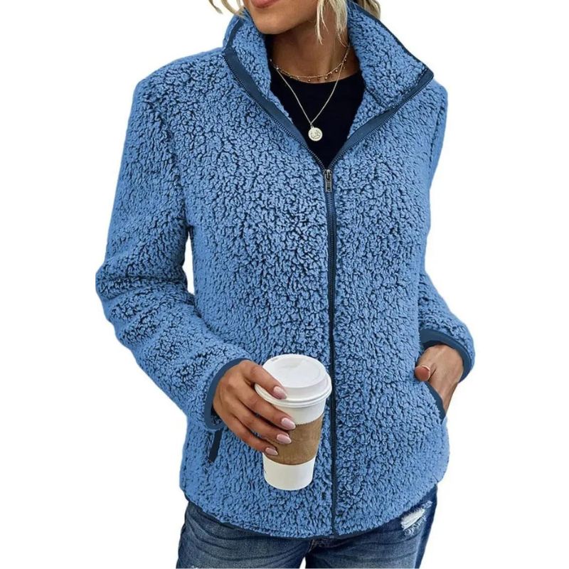 Dames Teddy Jasje met Rits Fleece getoond in relaxte styling voor winterse casual uitjes
