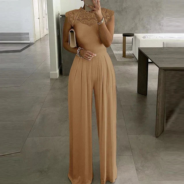 Wijde jumpsuit in zwart met ronde halslijn en kantdetails op de schouders