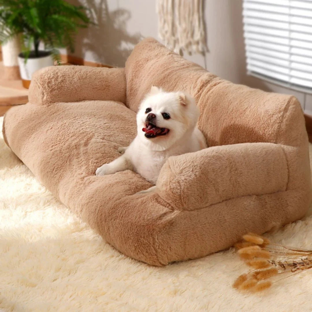 Kalmerende hondenmand met opstaande rand in beige pluche stof, witte hond ligt comfortabel in de mand