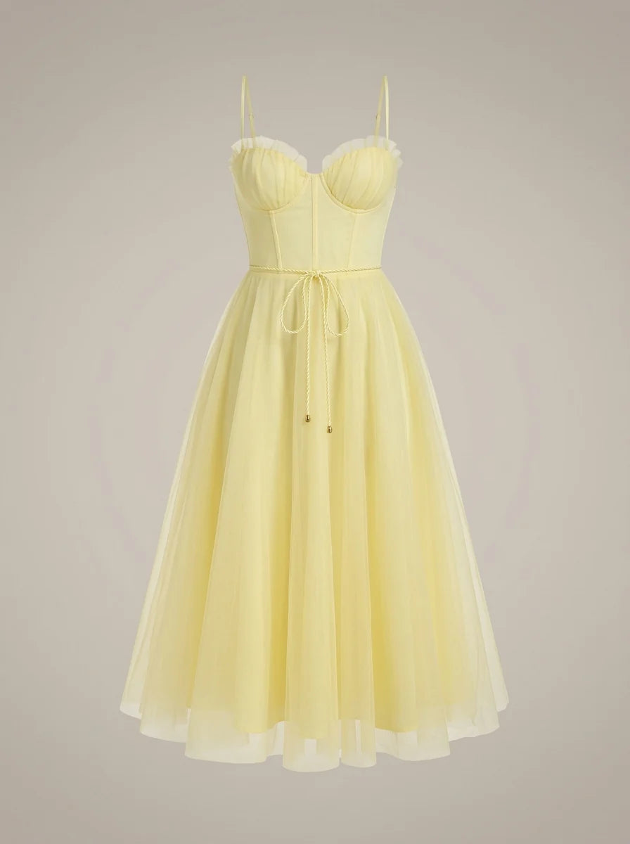 Detail van spaghettibandjes en harthalslijn op gestructureerde korsetten bustier van midi jurk