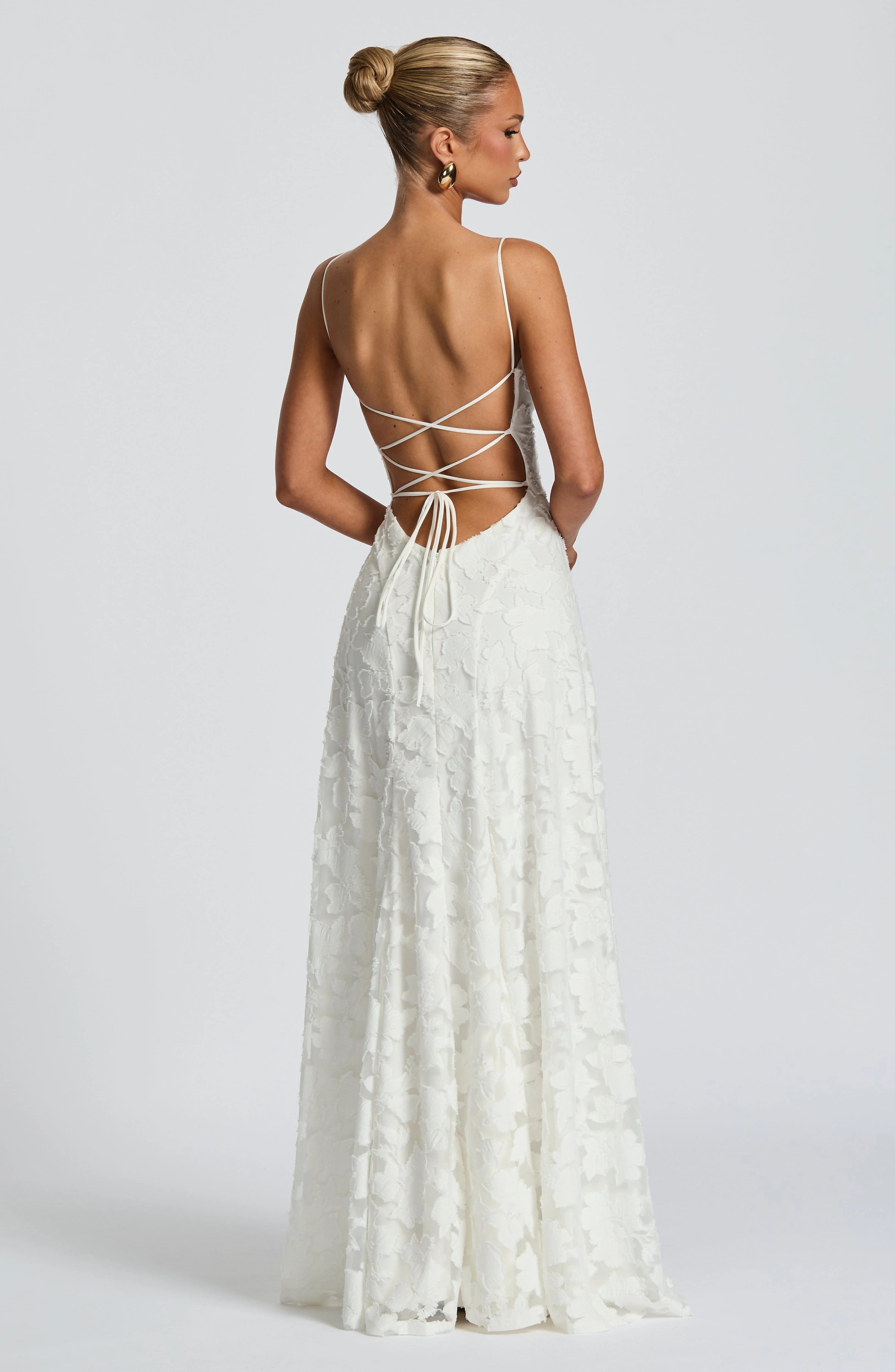Avondjurk maxi met geplooide taille en vloeiende rok in bordeauxrood voor formele evenementen