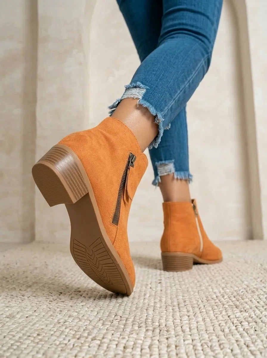 Enkellaarzen voor dames met stabiele blokhak, gedragen met spijkerbroek voor relaxte herfstlook