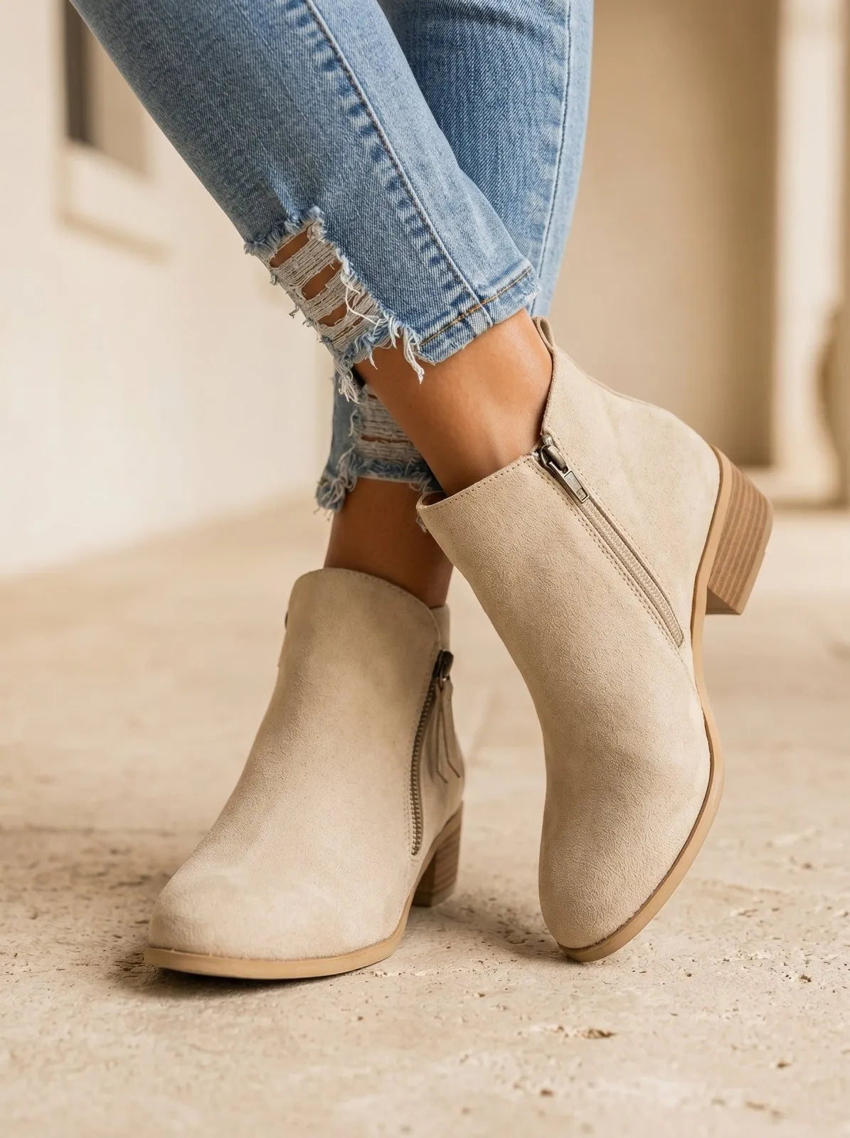 Zijaanzicht van enkellaarzen met blokhak en zijrits, beige kleur met matte afwerking