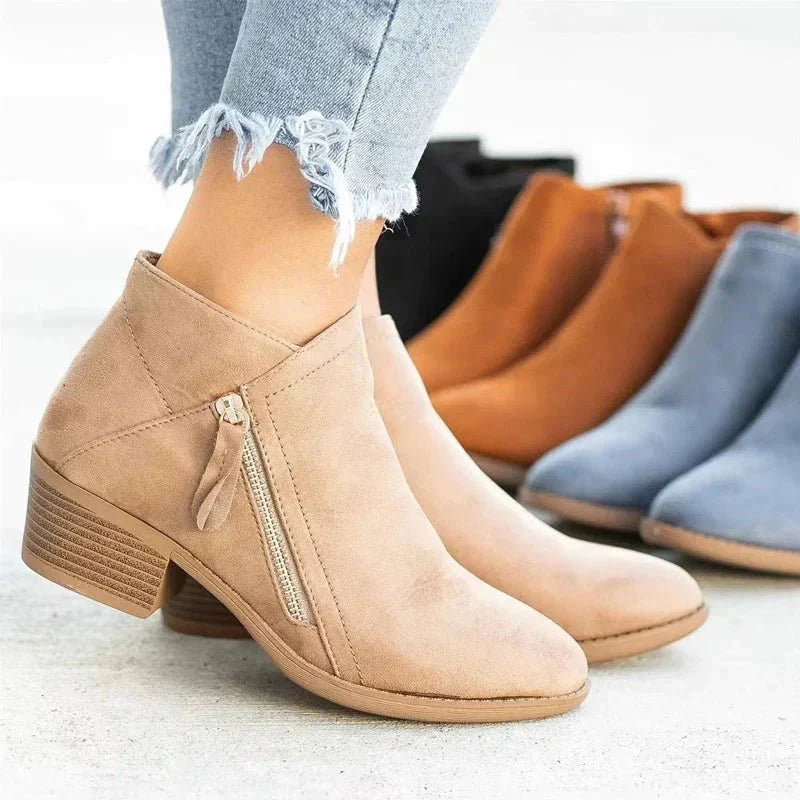 Dames enkellaarzen met blokhak en zijrits in beige, gedragen met spijkerbroek
