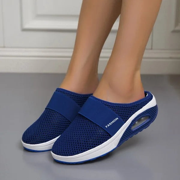 Zijaanzicht van zwarte dames sandalen met luchtkussen zool en elastische slip-on band