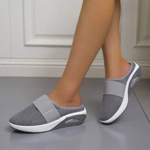 Close-up van orthopedische sandaal zool met zichtbare luchtkussens voor demping en comfort