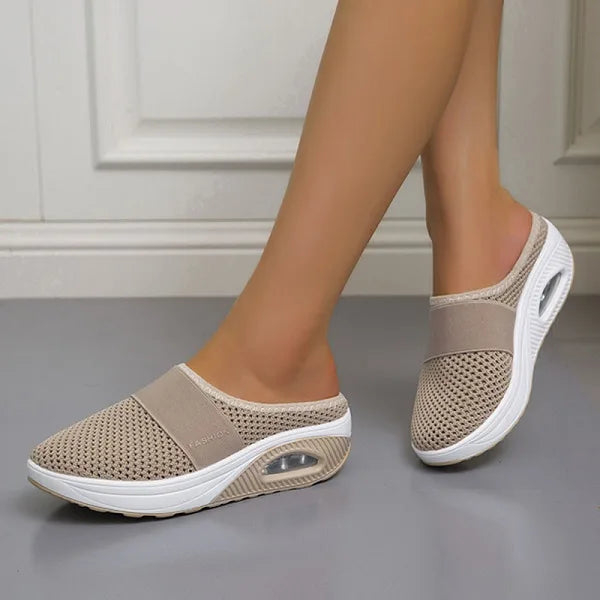 Bovenaanzicht van dames slip-on sandalen met gebreide mesh textuur en gladde panelen