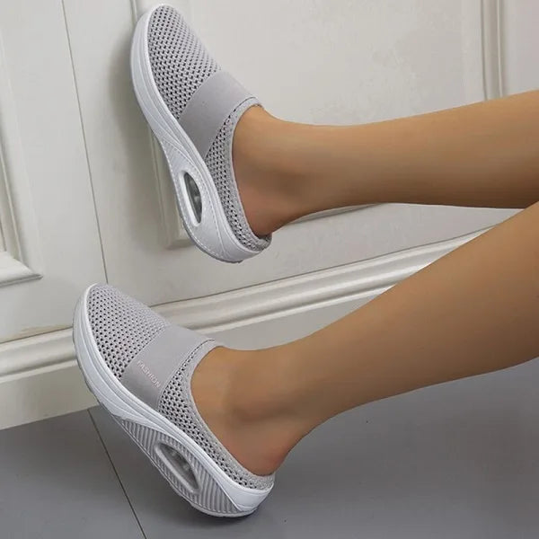 Dames sandalen in beige kleur met ondersteunende orthopedische zool en elastische band
