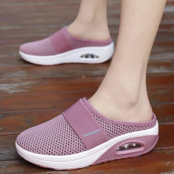 Detail van slip-on sandaal met comfortabele pasvorm en gestructureerde zool voor dagelijks gebruik