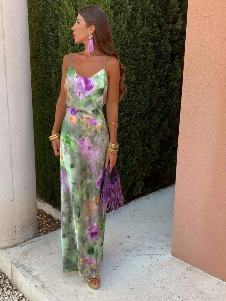Maxi jurk met tie-dye print in paars en groen met open rug en spaghettibandjes voor zomerse gelegenheden