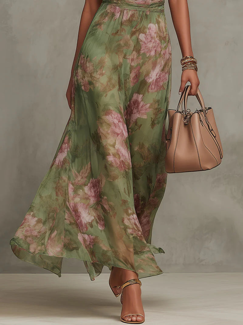 Maxi jurk met bloemenprint gedragen met strappy sandalen, vloeiende rok en halternek detail