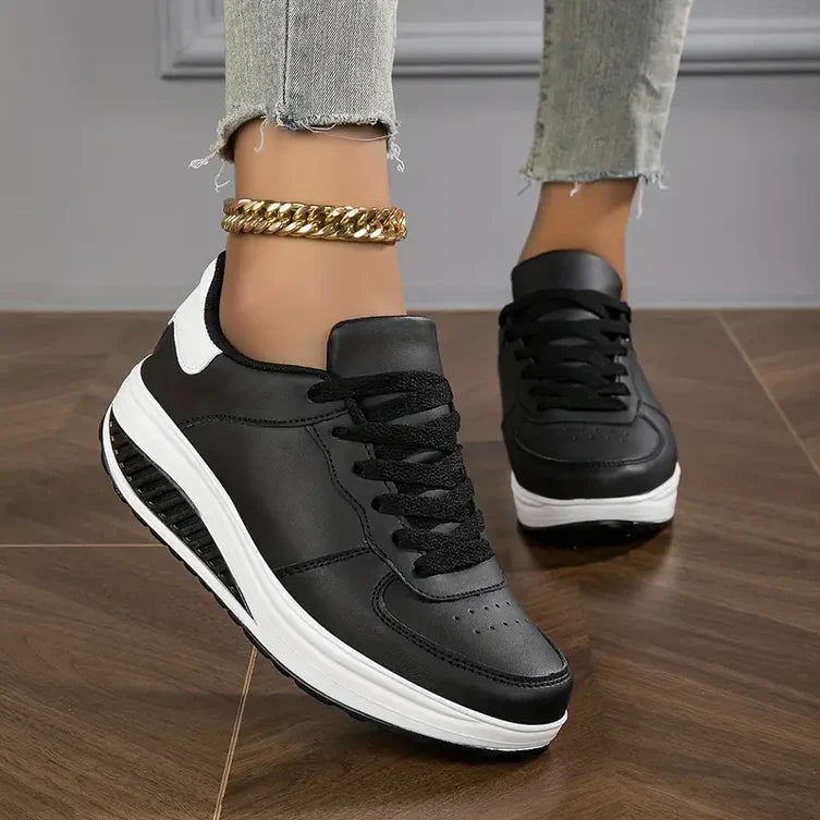 Close-up van beige dames sneakers met ergonomische voetboogsteun en modern design voor dagelijks comfort