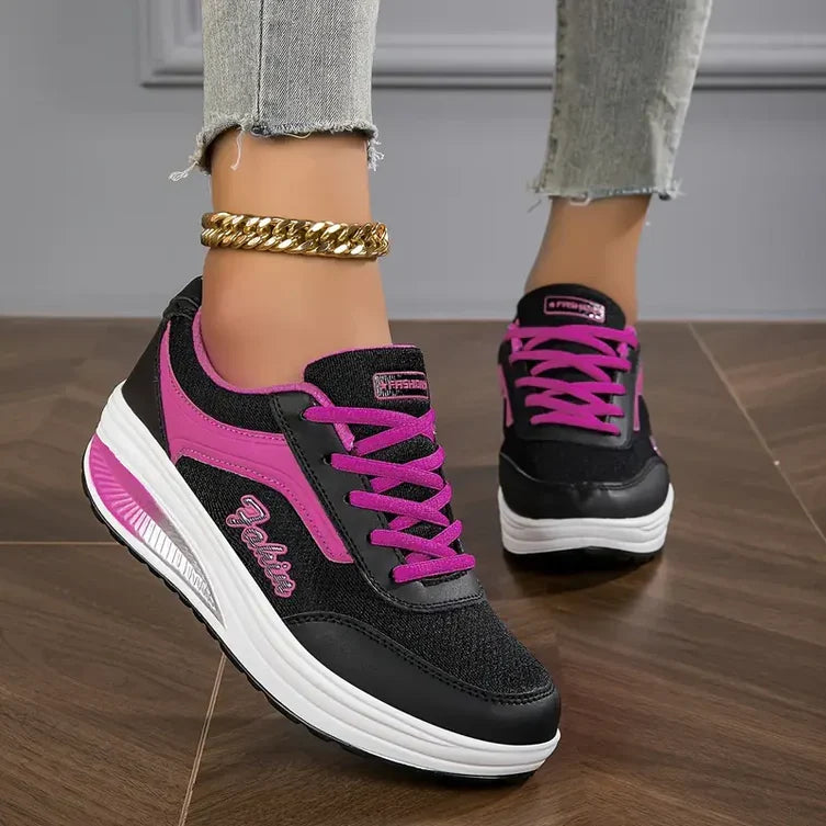 Zijaanzicht van orthopedische sneakers voor dames met flexibele zool en drukverlagende ondersteuning