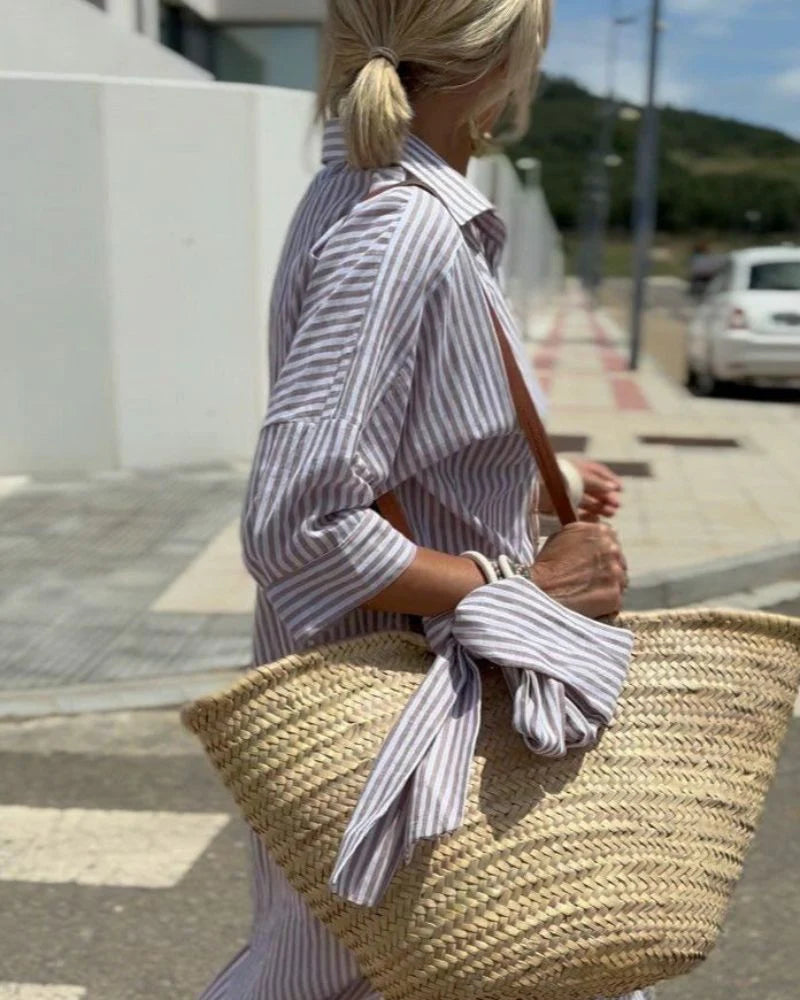 Volledige look van de gestreepte midi overhemdjurk gedragen met sandalen voor een zomerse casual outfit