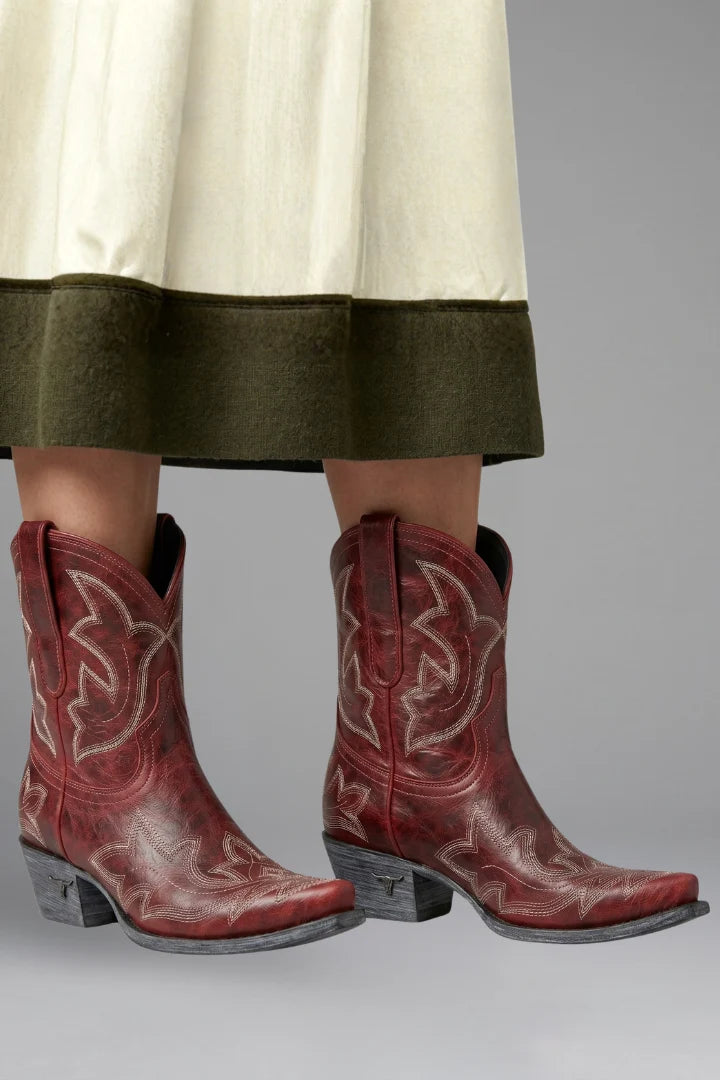 Detail van geborduurde Western laarzen met gestructureerd leren bovenwerk en pull-on schacht