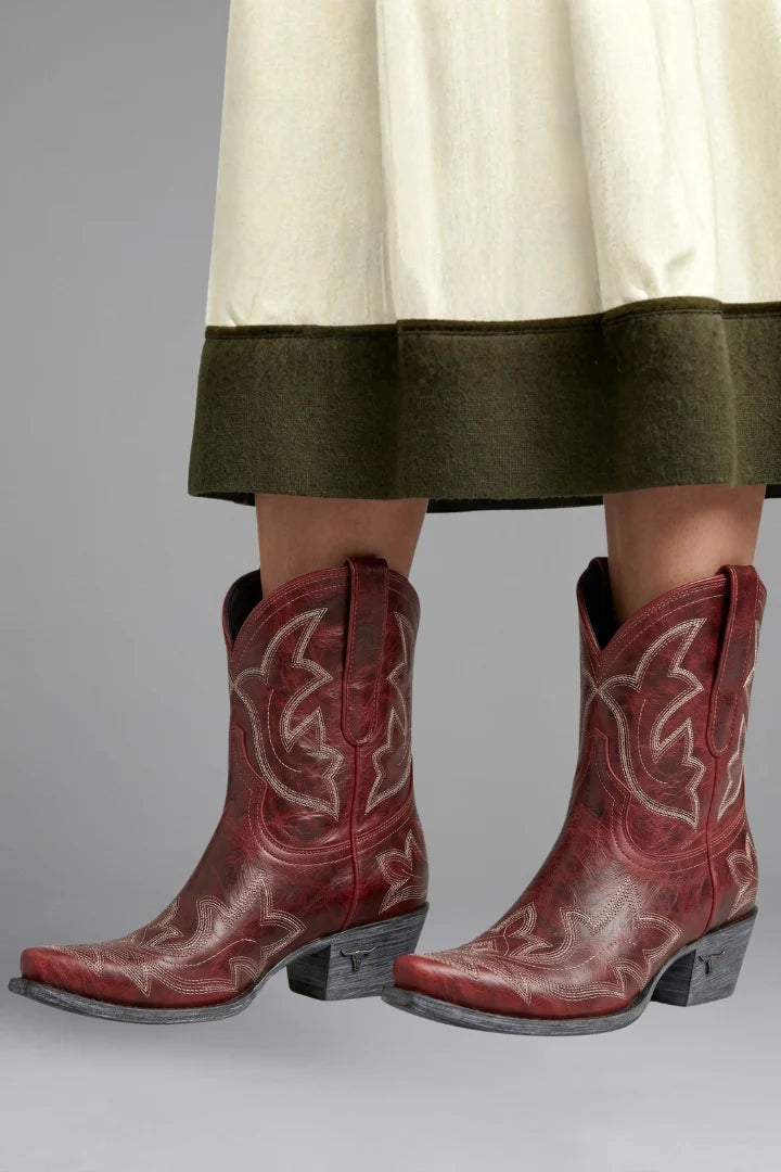 Close-up van puntige neus en borduurdetails op dames Western laarzen