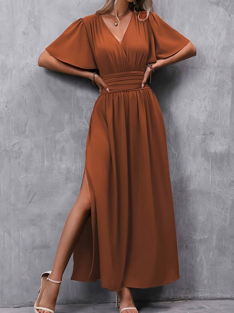 Volledige lengte van roestbruine maxi jurk met V-hals en hoge taille
