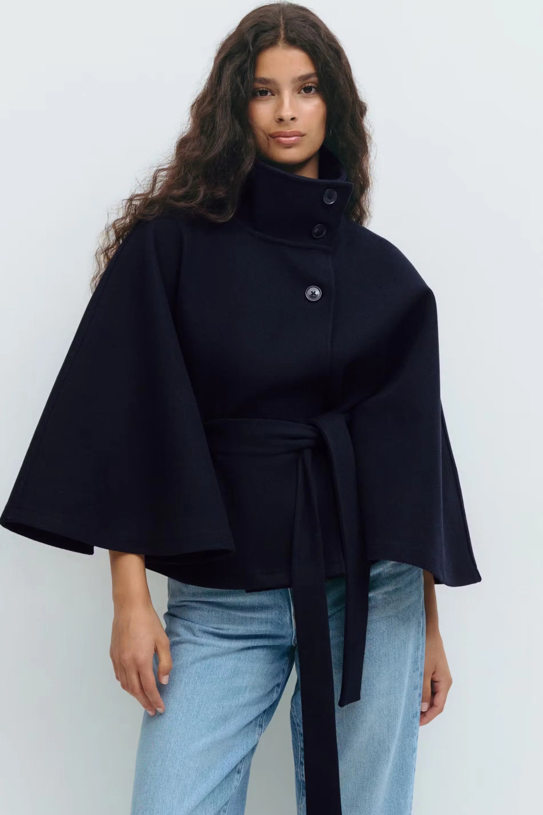Beige cape jas dames met strik ceintuur en regular fit pasvorm voor dagelijks gebruik