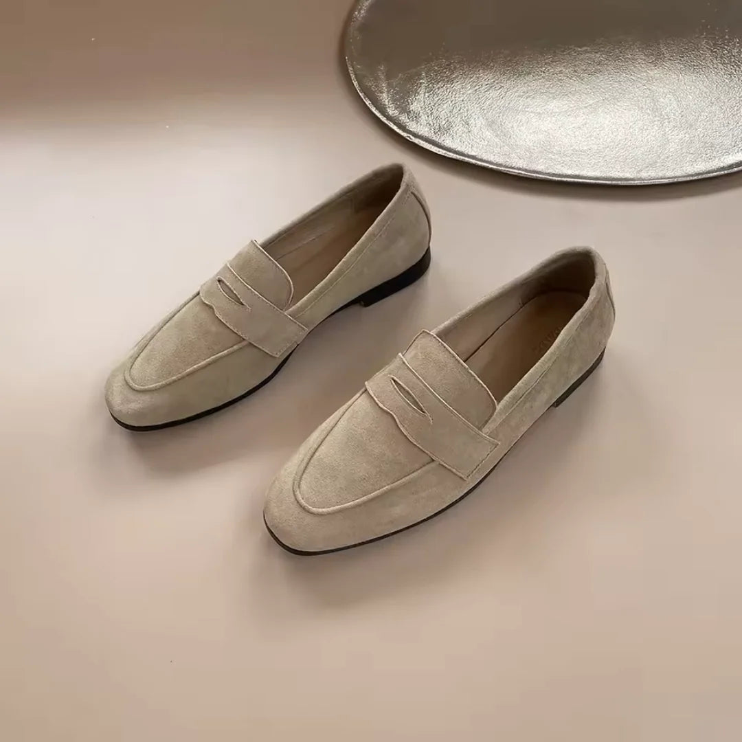 Bovenaanzicht van minimalistische dames loafers met gestroomlijnde vormgeving en zachte contouren