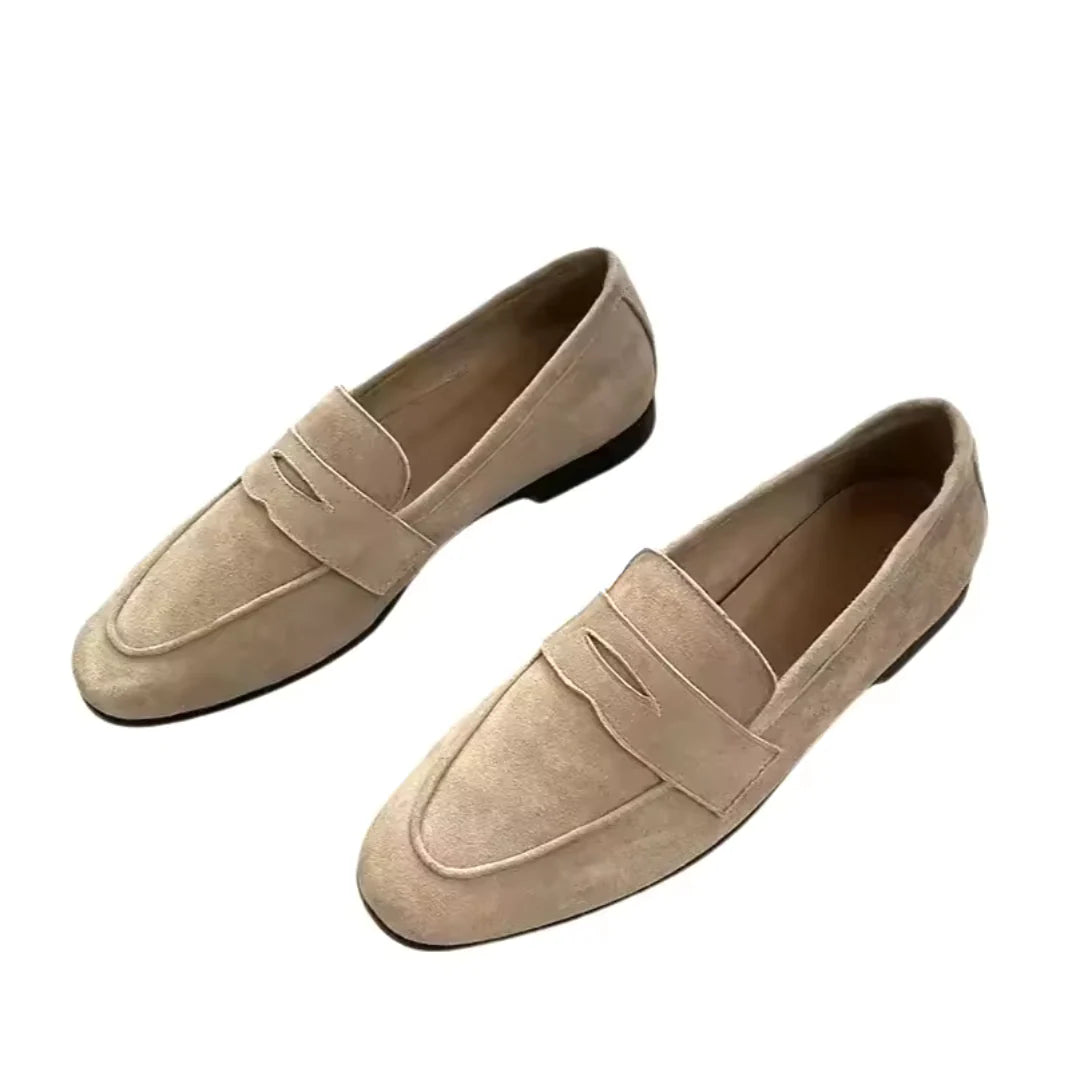 Productfoto van minimalistische loafers in donkergrijs met afgeronde neus en subtiele details