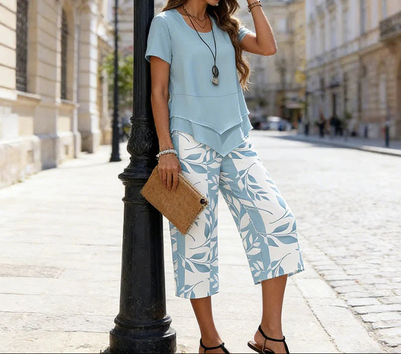 Achterkant van dames zomer set met gelaagde top en capribroek met print