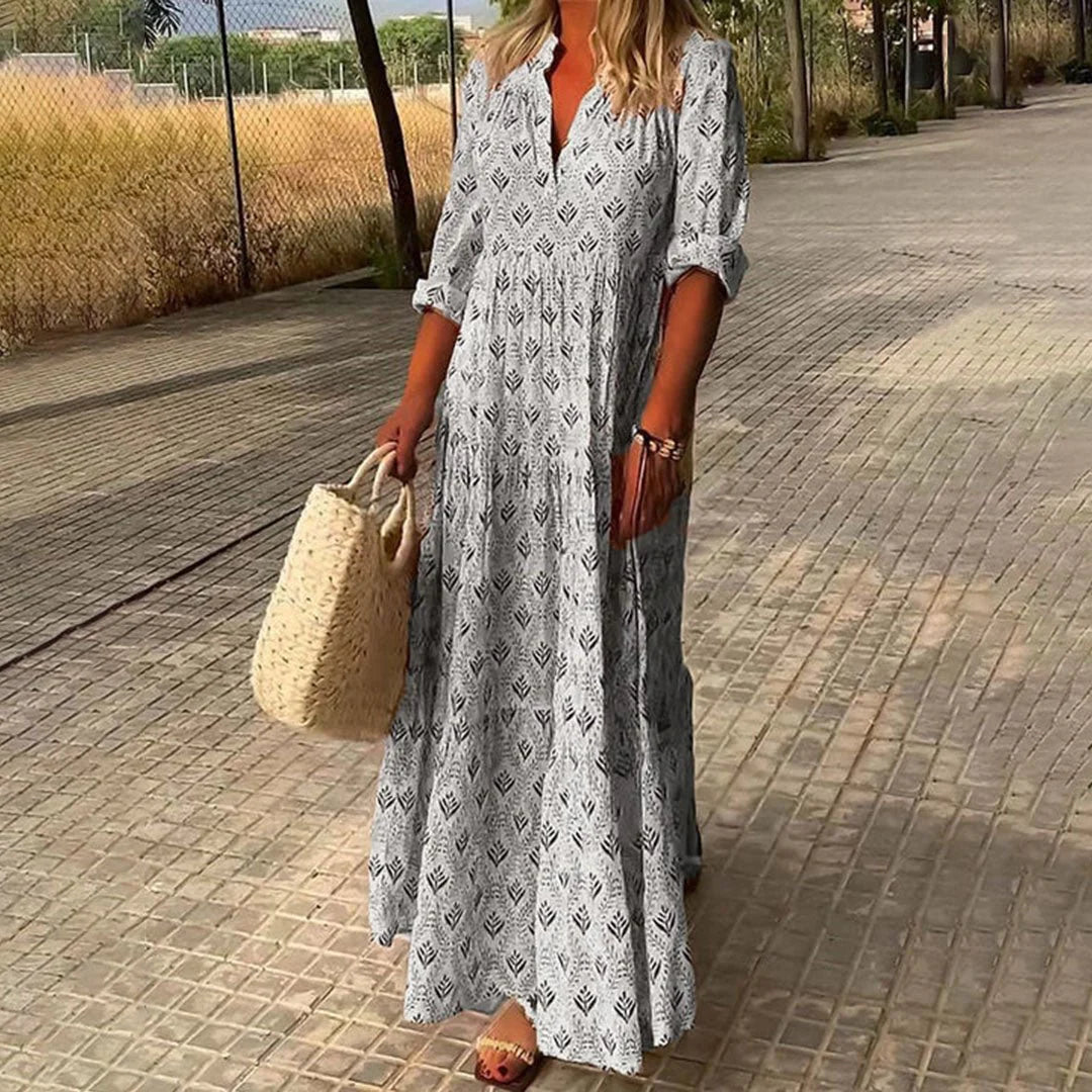 Zijaanzicht van maxi jurk met hoge taille plooien en vloeiende val tot enkels
