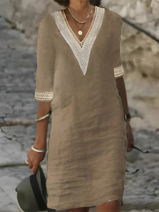 Volledige look van witte linnen zomerjurk met V-hals en korte mouwen in buitenomgeving