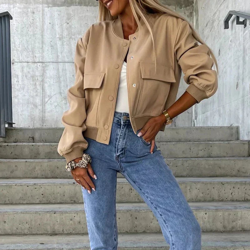 Dames bomber jas in beige met borstzakken en elastische manchetten voor casual dagelijkse looks
