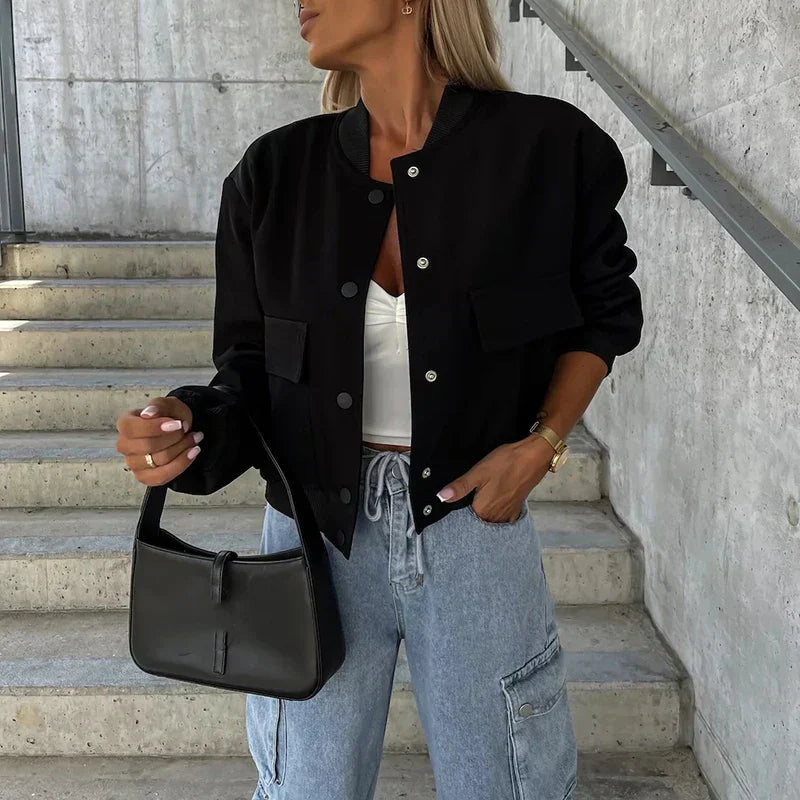 Volledige look met beige bomber jas over basic top en denim jeans