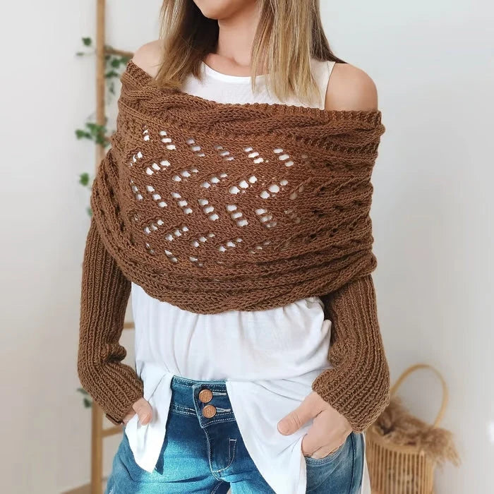 Zijaanzicht van gebreide wrap met mouwen gedragen als bolero over casual outfit