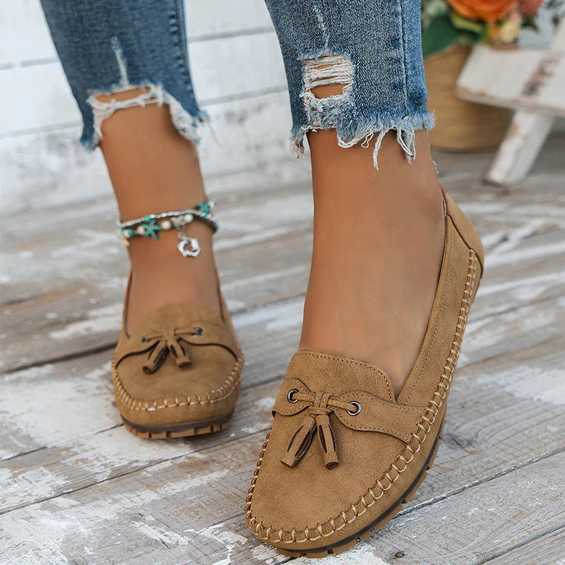 Dames loafers met strik in donkerblauwe kleur op houten ondergrond