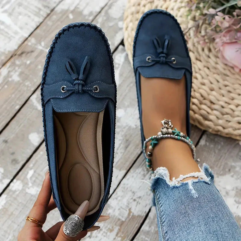 Bovenaanzicht van dames loafers met strikaccent en metalen oogjes detail