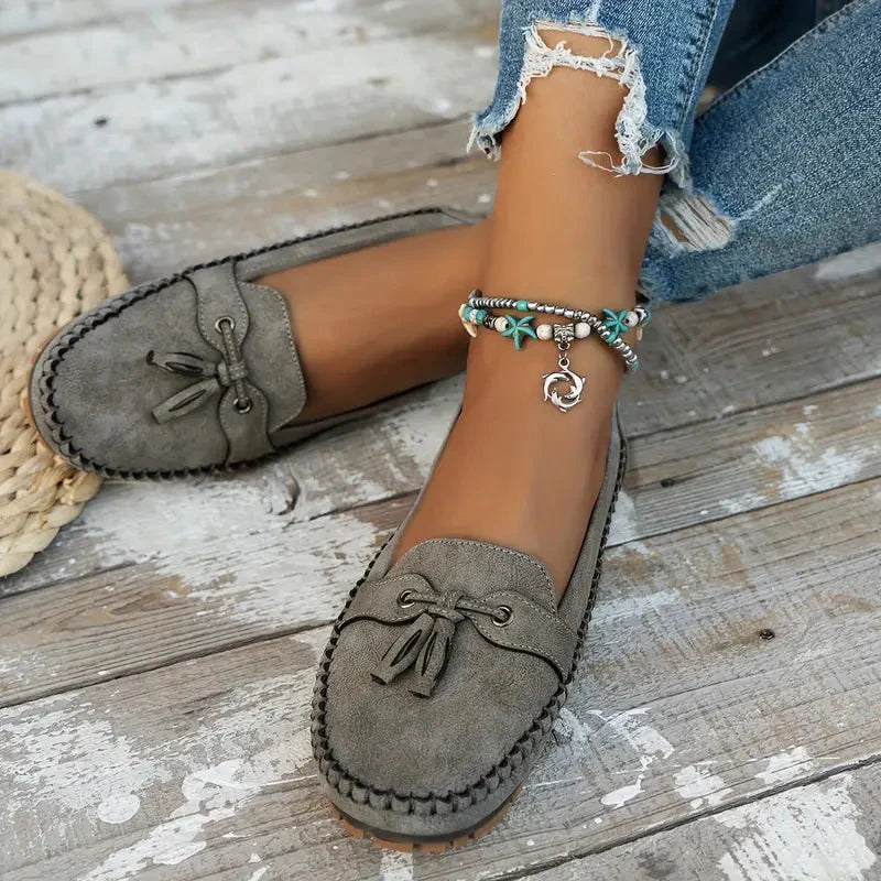 Dames loafers met mocassinrand en strik gedragen met casual outfit